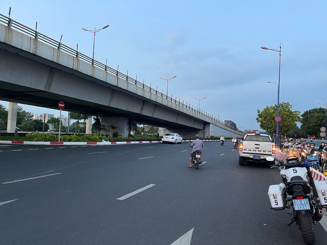 Ô tô kéo lê một xe máy hơn 50 m mới dừng lại. Ô tô kéo lê một xe máy hơn 50 m mới dừng lại.