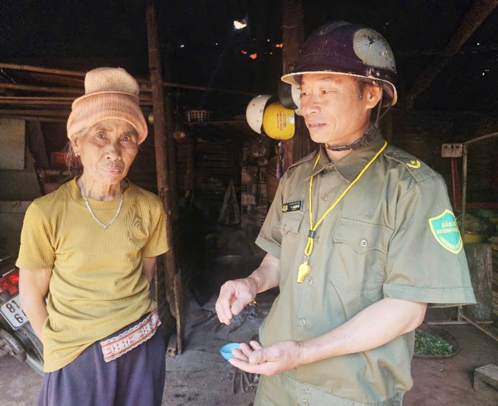 Ông Đào Duy Cảnh tuyên truyền, nhắc nhở người dân nâng cao ý thức cảnh giác với tội phạm. Ảnh: R.H 2h.jpg