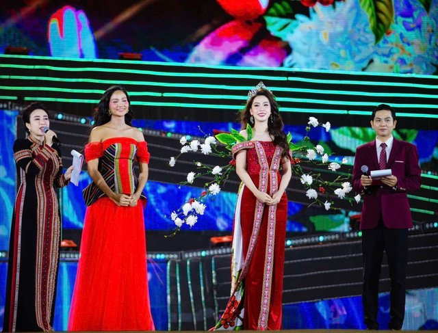 Hoa hậu Đinh Thị Hoa và H'Hen Niê nhận được bằng khen của tỉnh Đắk Lắk Hoa hậu Đinh Thị Hoa và H'Hen Niê nhận được bằng khen của tỉnh Đắk Lắk