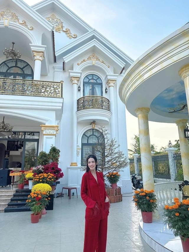 Biệt thự của Phan Thị Mơ tại quê nhà Tiền Giang. Ảnh: FBNV 3phanthimo.jpg
