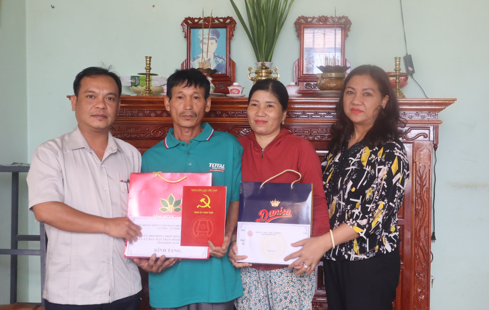 Đồng chí U Huấn - Ủy viên dự khuyết Trung ương Đảng, Phó Bí thư Tỉnh ủy, Trưởng đoàn ĐBQH tỉnh thăm, tặng quà thân nhân gia đình liệt sĩ Trần Thị Sang ở thôn 5, xã Đoàn Kết, thành phố Kon Tum. Ảnh: QUANG ĐỊNH 2haokhi.jpg