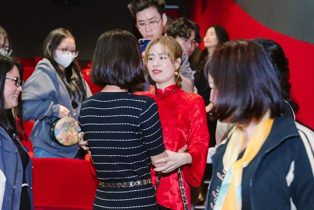 Hoàng Thùy Linh hạnh phúc trong vòng tay yêu thương của khán giả Hoàng Thùy Linh hạnh phúc trong vòng tay yêu thương của khán giả