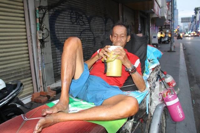 Cụ Long trên chiếc xích lô mỗi ngày đạp đi tìm thùng các - tông, ve chai để kiếm chút tiền trang trải cuộc sống. Chiếc xe cũng là chỗ ngủ của cụ. ẢNH: QUANG VIÊN Cụ Long trên chiếc xích lô mỗi ngày đạp đi tìm thùng các - tông, ve chai để kiếm chút tiền trang trải cuộc sống. Chiếc xe cũng là chỗ ngủ của cụ. ẢNH: QUANG VIÊN