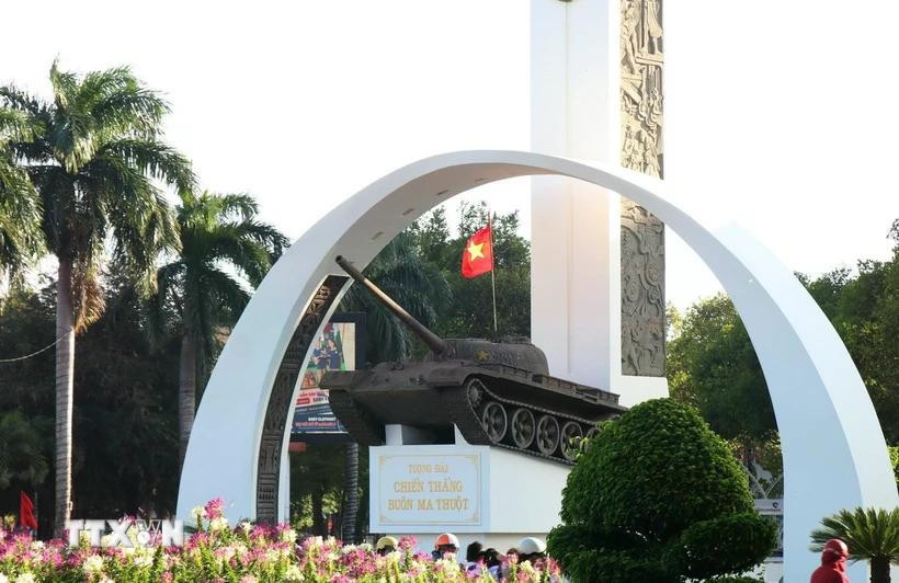 Tượng đài Chiến thắng Buôn Ma Thuột ở thành phố Buôn Ma Thuột, tỉnh Đắk Lắk. (Ảnh: Tuấn Anh/TTXVN) 1lichsu.jpg