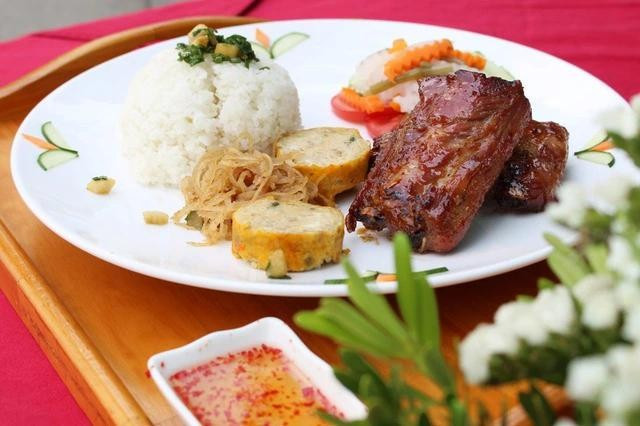 Món Việt này từng được xem là "cơm nhà nghèo" do tận dụng những hạt tấm (phần trắng đục nơi đầu hạt gạo) và gạo gãy trong xay xát để nấu thành cơm. ẢNH: TN Món Việt này từng được xem là "cơm nhà nghèo" do tận dụng những hạt tấm (phần trắng đục nơi đầu hạt gạo) và gạo gãy trong xay xát để nấu thành cơm. ẢNH: TN