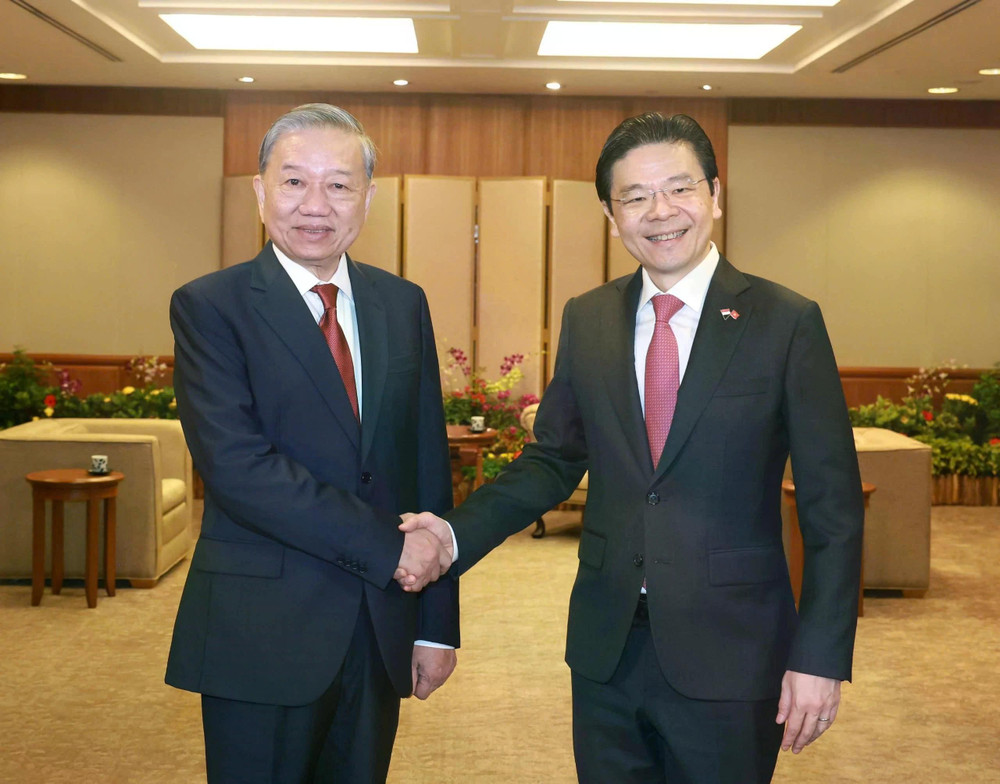 Tổng Bí thư Tô Lâm và Thủ tướng Singapore, Tổng thư ký Đảng Hành động nhân dân Singapore Lawrence Wong. ẢNH: TTXVN tuyenbochung.jpg