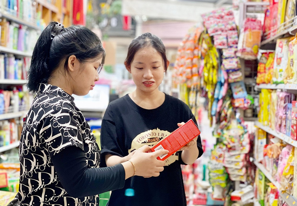 Việc kiểm tra thông tin nhãn mác, xuất xứ trên sản phẩm sẽ giúp người tiêu dùng tránh được những rủi ro trong mua hàng. Ảnh: Vũ Thảo 2vt.jpg