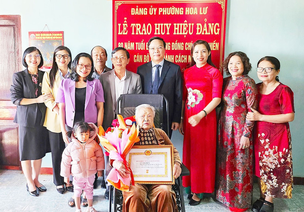 Bà Lê Thị Hiến (tổ dân phố 5, phường Hoa Lư, TP. Pleiku) nhận Huy hiệu 80 năm tuổi Đảng. Ảnh: Mộc Trà 11chot.jpg