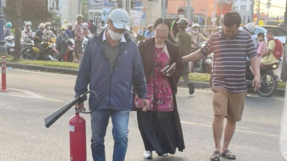 Công an đưa bà N. về trụ sở làm việc Công an đưa bà N. về trụ sở làm việc