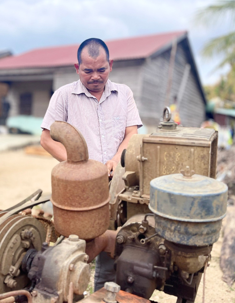 Ông Siu Thuyn (làng Plei Plôk, xã Ia Ake, huyện Phú Thiện) chỉ vì nghe theo lời dụ dỗ việc nhẹ lương cao đã vượt biên trái phép qua Thái Lan, nay đã trở về tu chí làm ăn. Ảnh: M.P 22-3355.jpg