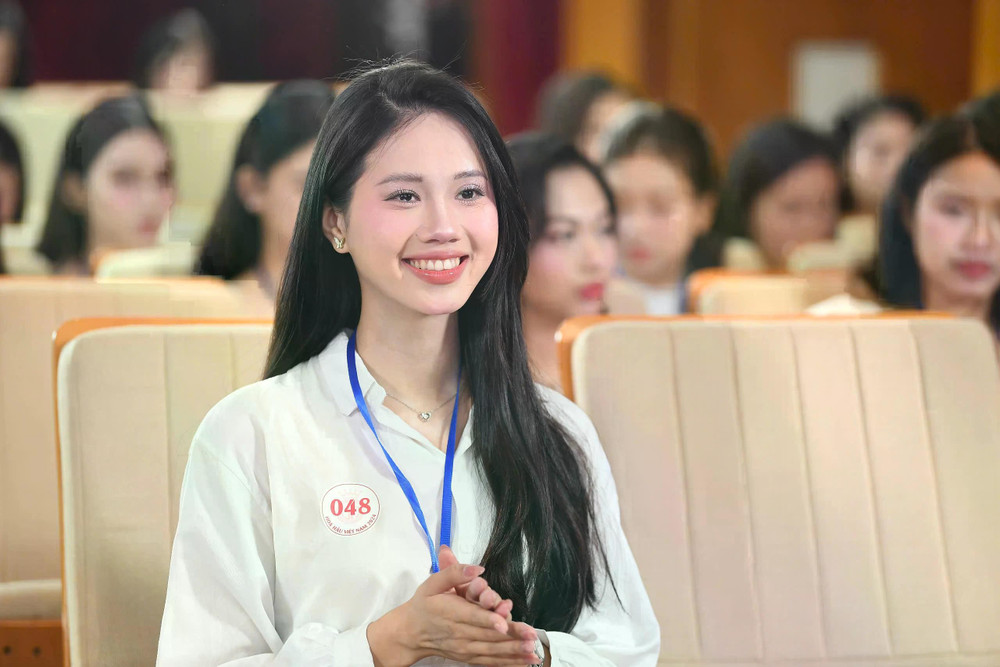 Thí sinh Đoàn Thị Diệu Huyền, sinh năm 2003, tại Quảng Trị. Cô được nhận xét có nét giống với Hoa hậu Việt Nam 2020 Đỗ Thị Hà. Người đẹp thừa nhận cô cũng đã nhiều lần nghe mọi người ví mình là "bản sao" của nàng hậu. ẢNH: BTC Thí sinh Đoàn Thị Diệu Huyền, sinh năm 2003, tại Quảng Trị. Cô được nhận xét có nét giống với Hoa hậu Việt Nam 2020 Đỗ Thị Hà. Người đẹp thừa nhận cô cũng đã nhiều lần nghe mọi người ví mình là "bản sao" của nàng hậu. ẢNH: BTC