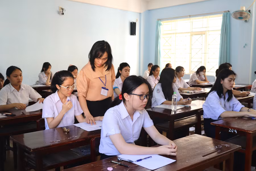 Các thí sinh dự thi môn Tiếng Anh (không chuyên) vào sáng 7-6. Ảnh: Lạc Hà