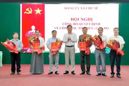 Chư Sê công bố các quyết định về công tác tổ chức, cán bộ