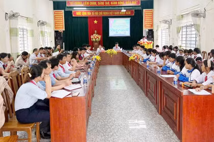 Đại biểu HĐND xã Ia Phí đối thoại với trẻ em