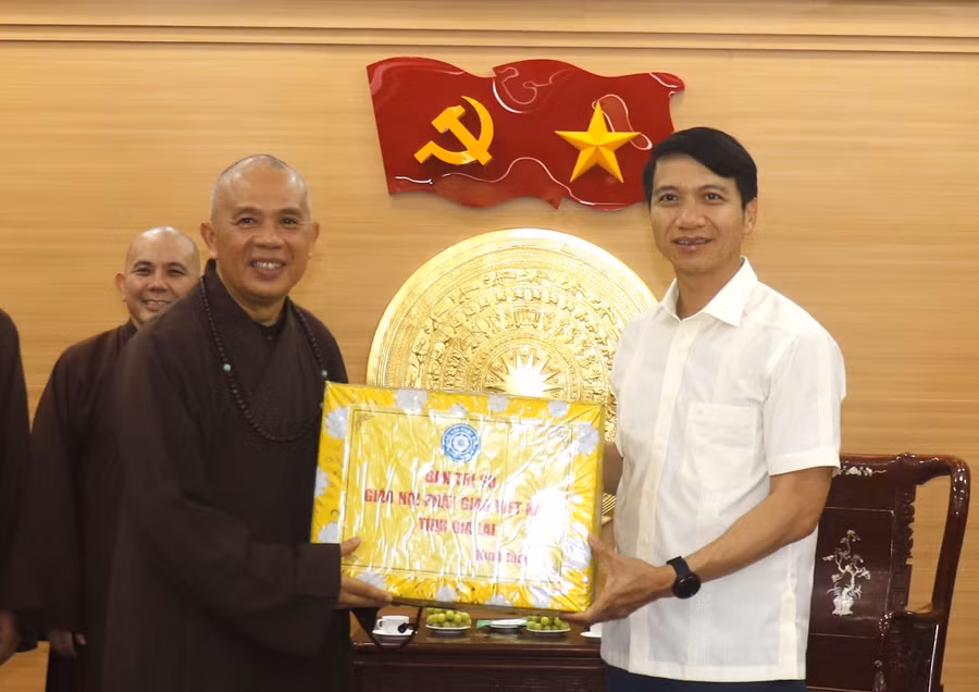 thuong-toa-thich-tam-man-tang-qua.jpg