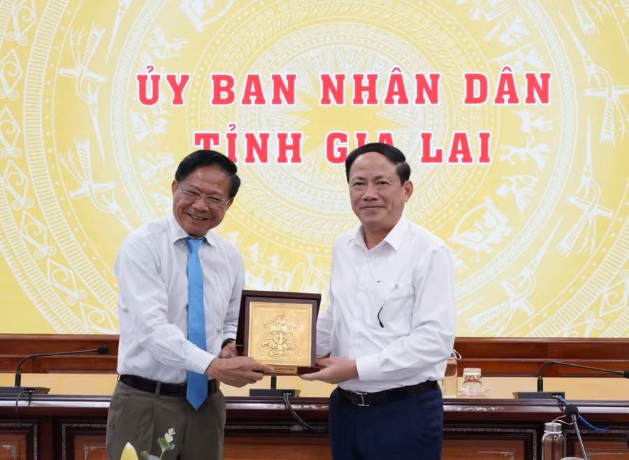 tang-qua-luu-niem-chu-tich-pham-anh-tuan.jpg