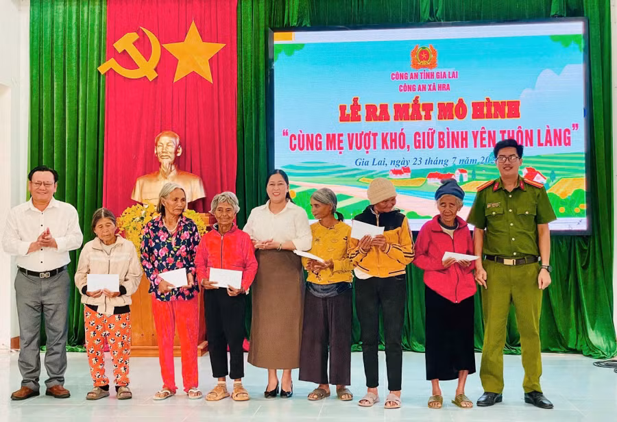 cong-an-xa-hra-ra-mat-mo-hinh-cung-me-vuot-kho-giu-binh-yen-thon-lang.jpg