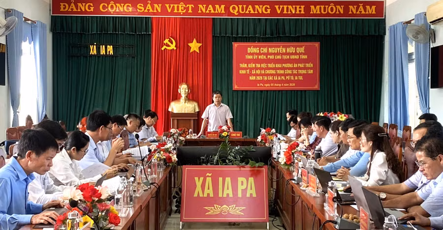 pho-chu-tich-nguyen-huu-que-kiem-tra-kinh-te-xa-phu-tuc-ia-tul-2630.jpg