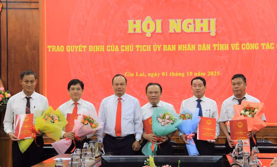 pho-chu-tich-ubnd-tinh-duong-mah-tiep-trao-quyet-dinh-can-bo.jpg