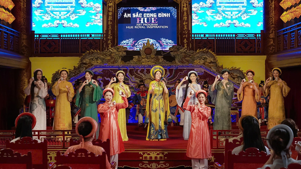 Không gian di sản cố đô hiện rõ trong các hoạt động trải nghiệm: thí sinh học múa chén, đội nón Huế, trình diễn bộ sưu tập áo dài “Bước ra từ trong tranh” ba miền, đồng thời thuyết minh về kiến trúc, lịch sử tại Đại Nội, đàn Nam Giao, cầu Trường Tiền. Kiến trúc sư Hoàng Việt Trung nhận định,cuộc thi là “minh chứng sinh động cho sự tôn trọng giá trị truyền thống, sự sáng tạo và góc nhìn cởi mở” tại cố đô Huế. Không gian di sản cố đô hiện rõ trong các hoạt động trải nghiệm: thí sinh học múa chén, đội nón Huế, trình diễn bộ sưu tập áo dài “Bước ra từ trong tranh” ba miền, đồng thời thuyết minh về kiến trúc, lịch sử tại Đại Nội, đàn Nam Giao, cầu Trường Tiền. Kiến trúc sư Hoàng Việt Trung nhận định,cuộc thi là “minh chứng sinh động cho sự tôn trọng giá trị truyền thống, sự sáng tạo và góc nhìn cởi mở” tại cố đô Huế.