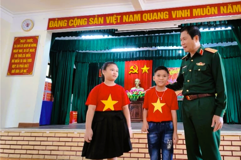 Đại tướng Nguyễn Tân Cương, Tổng tham mưu trưởng Quân đội nhân dân Việt Nam, Thứ trưởng Bộ Quốc phòng) trò chuyện với các học sinh thị trấn Trường Sa, trong chuyến bay ra thăm và chúc tết quân và dân huyện đảo Trường Sa (nay là đặc khu Trường Sa), ngày 16.1.2025 Đại tướng Nguyễn Tân Cương, Tổng tham mưu trưởng Quân đội nhân dân Việt Nam, Thứ trưởng Bộ Quốc phòng) trò chuyện với các học sinh thị trấn Trường Sa, trong chuyến bay ra thăm và chúc tết quân và dân huyện đảo Trường Sa (nay là đặc khu Trường Sa), ngày 16.1.2025
