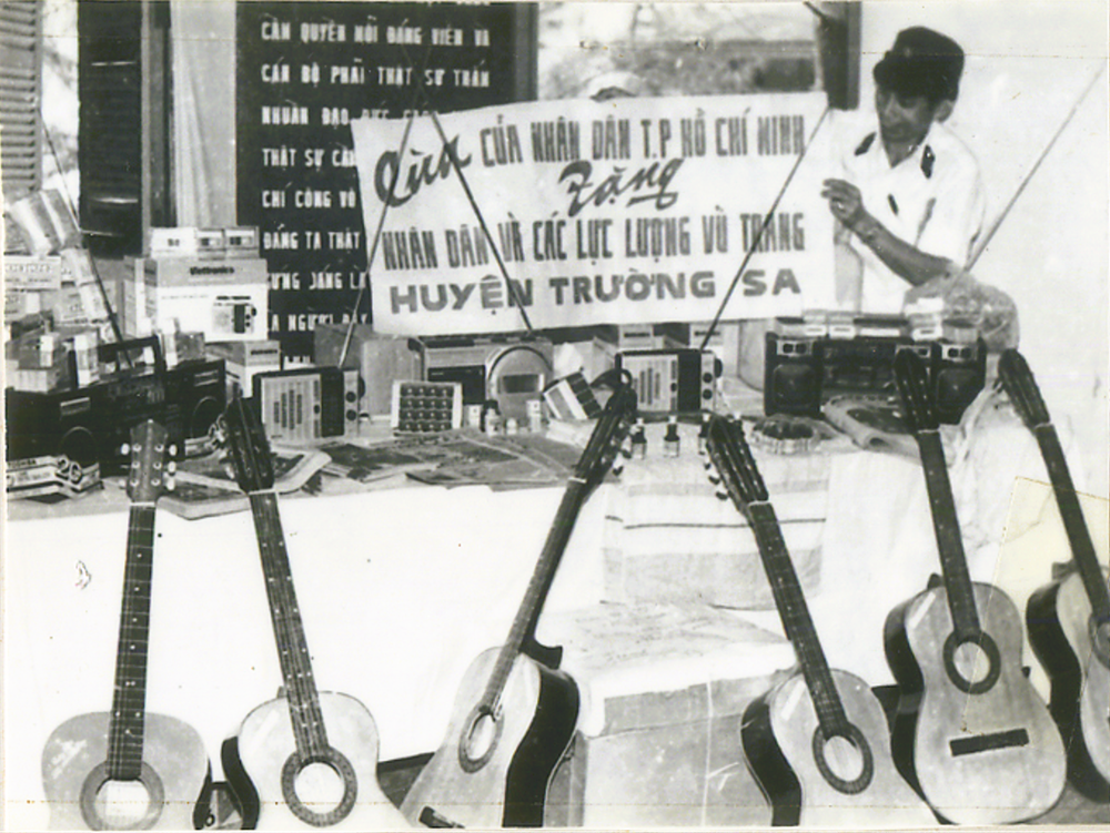 Quà tặng của nhân dân TP.HCM gửi tặng quân và dân huyện Trường Sa, tháng 4.1988 Quà tặng của nhân dân TP.HCM gửi tặng quân và dân huyện Trường Sa, tháng 4.1988