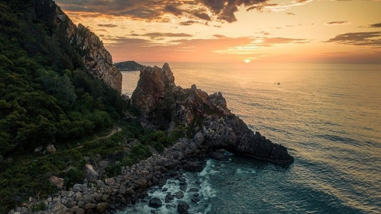 Hoàng hôn ở mũi Vi Rồng. Hoàng hôn ở mũi Vi Rồng.