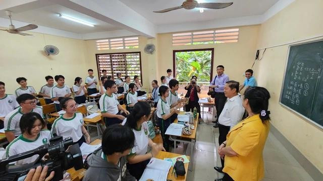 Đoàn kiểm tra đến thăm, động viên học sinh đang ôn thi tại Trường THPT Lưu Văn Liệt Đoàn kiểm tra đến thăm, động viên học sinh đang ôn thi tại Trường THPT Lưu Văn Liệt