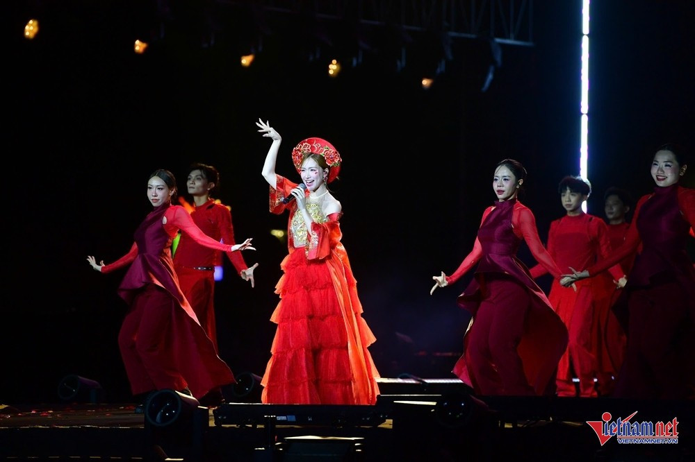Ca sĩ Hòa Minzy w-congan008-48173.jpg