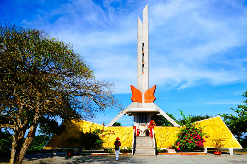 Đài tưởng niệm các anh hùng liệt sĩ đặc khu Cồn Cỏ Đài tưởng niệm các anh hùng liệt sĩ đặc khu Cồn Cỏ