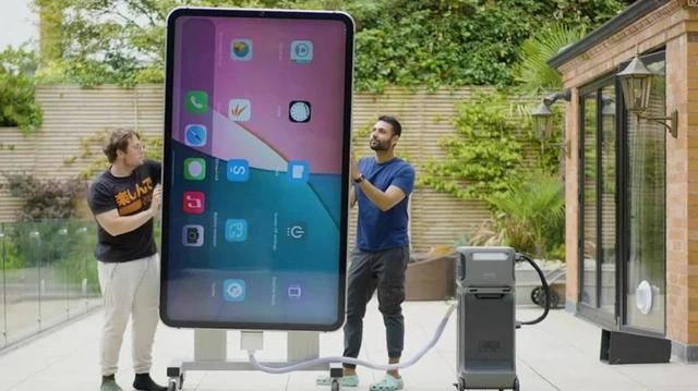 Cần đến 8 người mới có thể nâng chiếc iPhone khổng lồ này Cần đến 8 người mới có thể nâng chiếc iPhone khổng lồ này