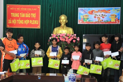 Trao 100 suất quà cho trẻ em khuyết tật, mồ côi, hoàn cảnh đặc biệt.