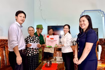 Đồng chí Siu Hương Phó Trưởng đoàn ĐBQH tỉnh Gia Lai thăm tặng quà gia đình chính sách tại xã Ia Boòng