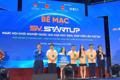 Nhóm học sinh Trường THPT Pleiku nhận giải Nhì tại cuộc thi. 