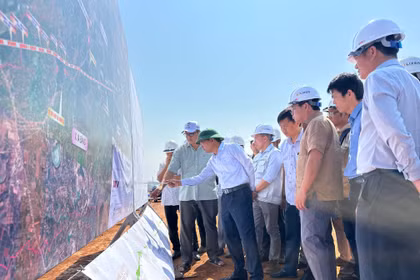 Lãnh đạo tỉnh kiểm tra hiện trường thi công dự án thành phần 3 cao tốc Quy Nhơn - Pleiku.