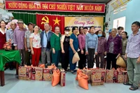 Tặng quà cho người dân khó khăn xã Tuy Phước