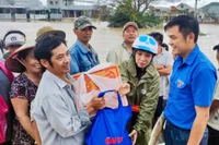 Tuổi trẻ Gia Lai sống đẹp giữa dòng nước lũ