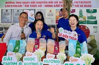 Đoàn Sở Văn hóa, Thể thao và Du lịch livestream bán hàng nông sản cùng người dân xã Ia Hiao.