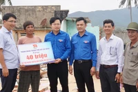 Tỉnh đoàn Gia Lai và Thành đoàn TP Hồ Chí Minh trao quà hỗ trợ người dân xã Phù Mỹ Bắc bị ảnh hưởng bão số 13.