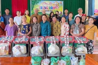 Hỗ trợ 53 tấn hàng hóa và tiền mặt với tổng giá trị 2,4 tỷ cho đồng bào vùng lũ.