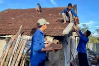 Tuổi trẻ Gia Lai tích cực giúp dân khắc phục hậu quả bão lũ.