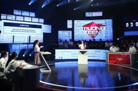 Đội THPT Chuyên Lê Quý Đôn (phải) tranh biện cùng Đội THPT Chuyên Lê Hồng Phong xoay quanh kiến nghị: “Các cuộc thi mang tính cạnh tranh dành cho học sinh cần được chấm dứt” tại chung kết Trường Teen 2025.