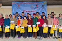 Đoàn UBND tỉnh tặng quà cho thanh niên công nhân tại Khu Công nghiệp Phú Tài.