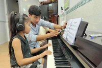 Hồ Lê Tri Thức dạy piano cho trẻ để vừa có thêm thu nhập, vừa thỏa mãn đam mê âm nhạc.