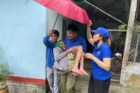 “Chuyến xe 0 đồng” của Đội Thanh niên xung kích mùa bão lũ phường Hoài Nhơn Bắc tích cực hỗ trợ người dân trong mùa mưa bão.