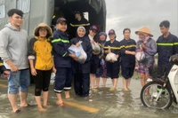 Các đơn vị tiếp tục hỗ trợ cho người dân vùng lũ.