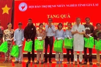 Tặng quà cho bệnh nhân nghèo tại Bệnh viện Đa khoa Gia Lai