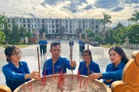 Thắp hương tại Nghĩa trang Liệt sĩ ở phường Quy Nhơn Nam