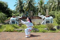 Em Võ Thị Ngọc Xuân tập luyện cho tiết mục Thái Sơn côn.