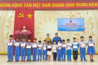 Tỉnh đoàn Gia Lai tặng 50 suất quà cho học sinh xã Vạn Đức.